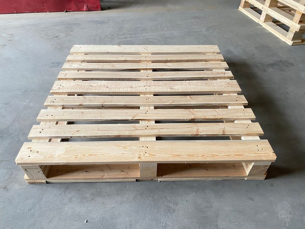 Palet kayu padat yang diobati panas Palet empat arah tahan lama untuk truk forklift